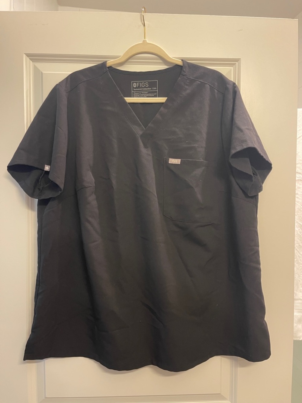 FIGS Catalina One Pocket Scrub Top in Black